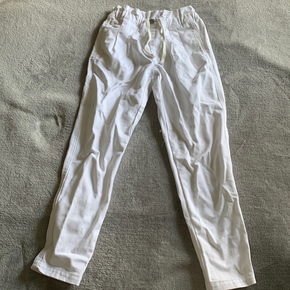 WHITE CAPRIS PANTS